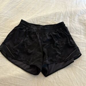 Lululemon hotty hot short black camo size 8 tall 4”